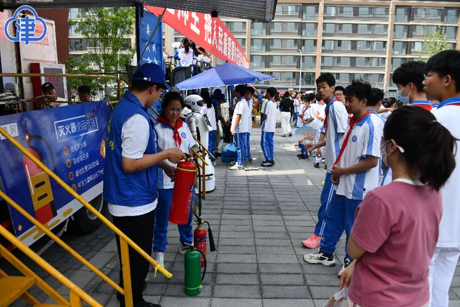 星空体育官网VR互动、模仿逃生、科普“大篷车”进校园……天津举行防灾减灾日(图2)